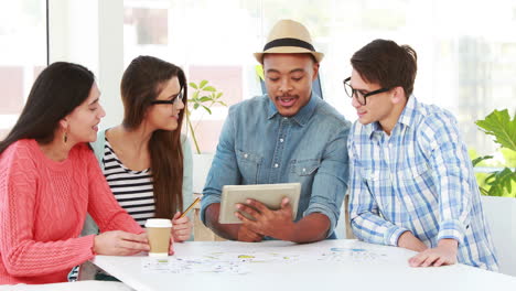 un equipo creativo de hipsters trabajando juntos en una oficina.