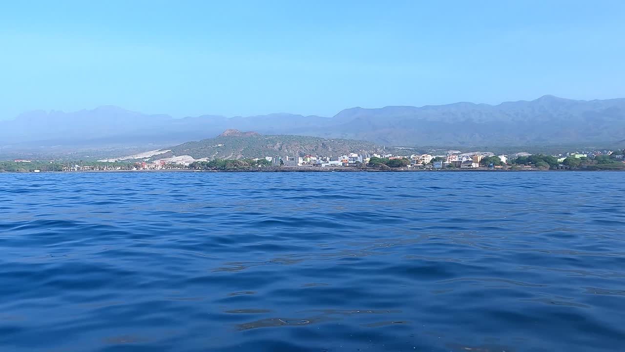 navegando sobre el océano azul cerca del puerto de porto novo, isla de santo antao, cabo verde, áfrica