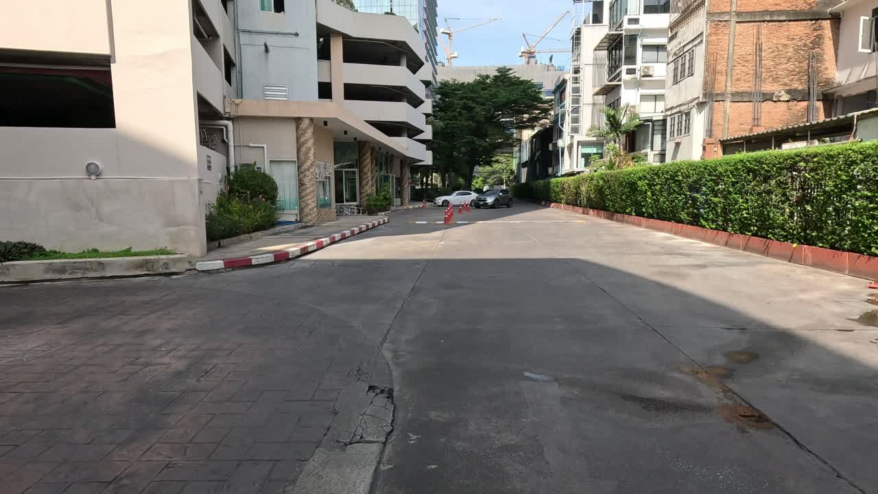 도시 거리를 는 1인칭 관점입니다.