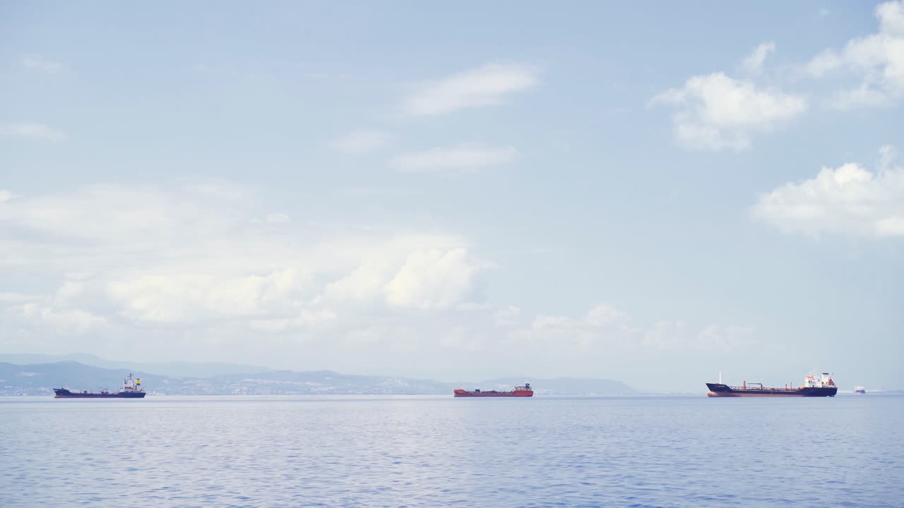컨테이너 선박이 바다에서 움직이고 있습니다.
