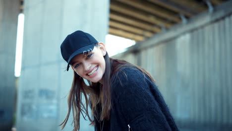 Mujer-Sonriente-Parada-En-La-Calle