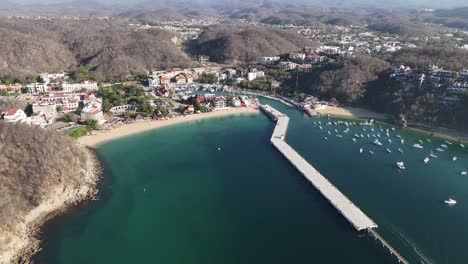 Vista-Panorámica-De-La-Ciudad-De-Huatulco,-Vista-Desde-La-Impresionante-Bahía-De-Santa-Cruz-Huatulco,-Oaxaca