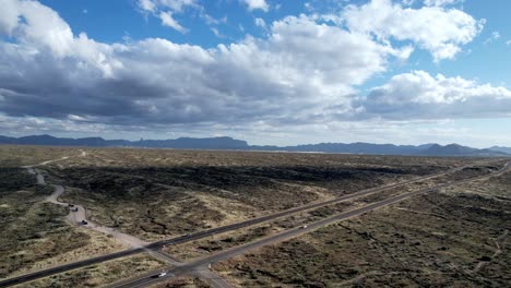 carretera de arizona a través del desierto por encima de phoenix arizona