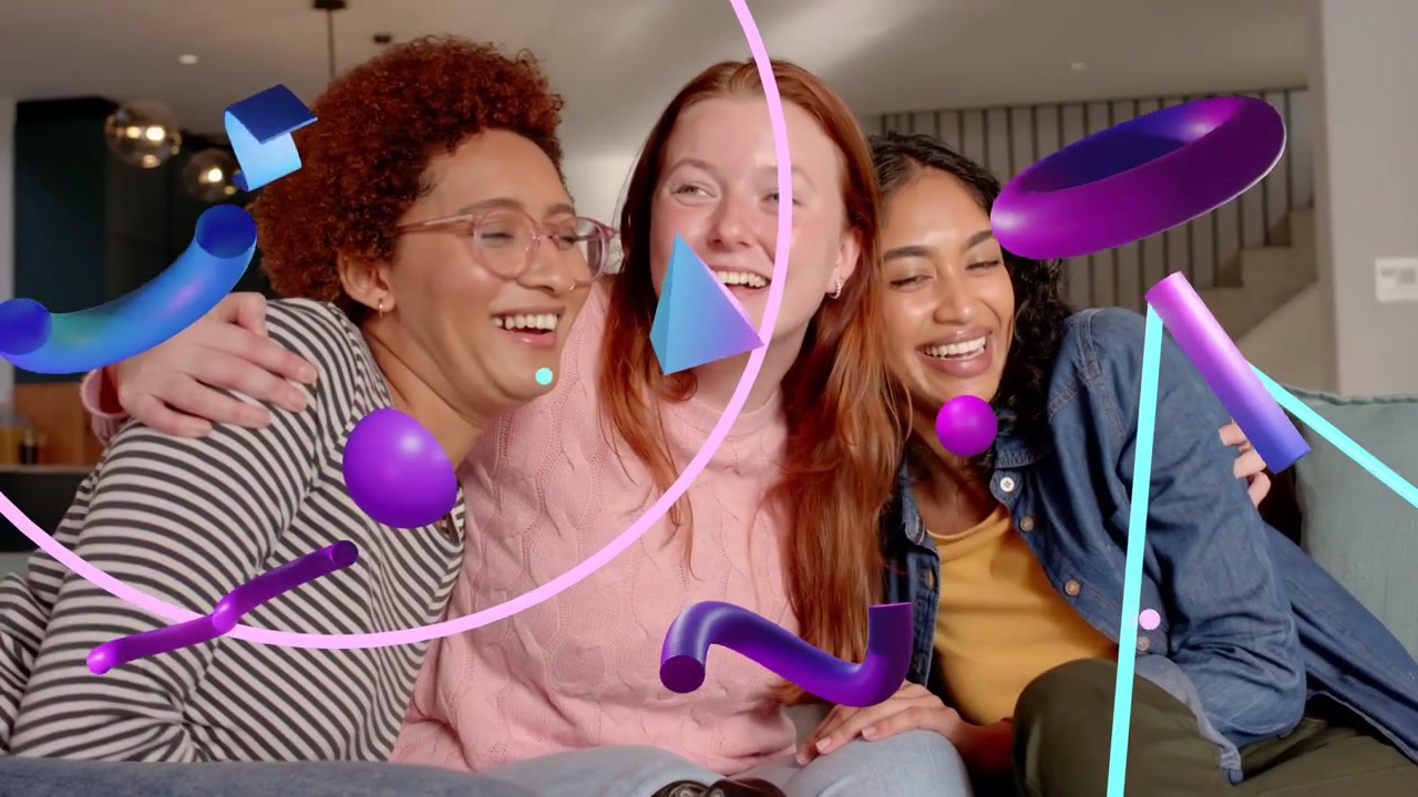 Donna al centro che si sistema i capelli, abbraccia un trio che condivide contenuti per uso sociale mentre forme blu fluttuano nell'inquadratura.