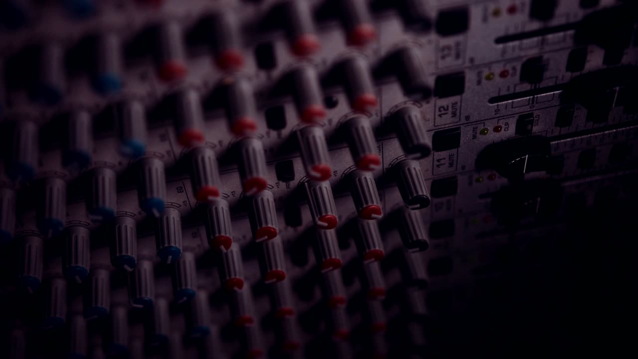 primer plano de los botones de volumen en el panel de control de mezcla de sonido profesional