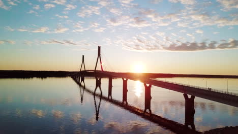 vista aérea del puente replot de finlandia, que conecta la isla de replot con el continente en korsholm, puesta de sol