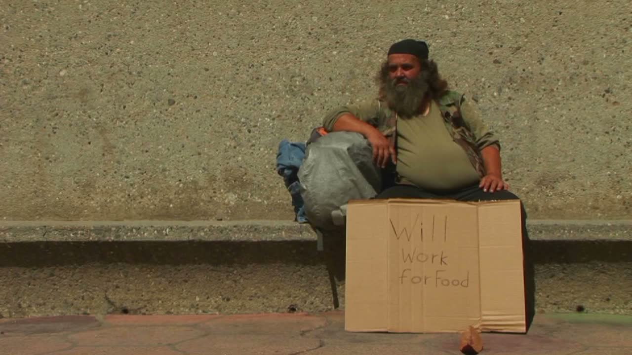 los hombres sostienen carteles de cartón en la calle