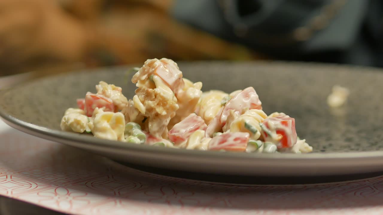 테이블에 크림과 허브 파스타의 접시 ,