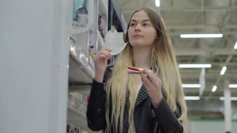 mujer comprando maquillaje en una tienda mientras usa una máscara