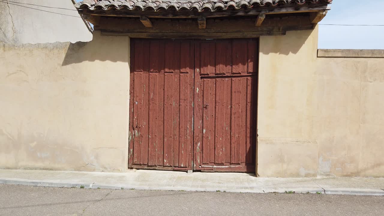 pueblo español que muestra puertas y techo de azulejos