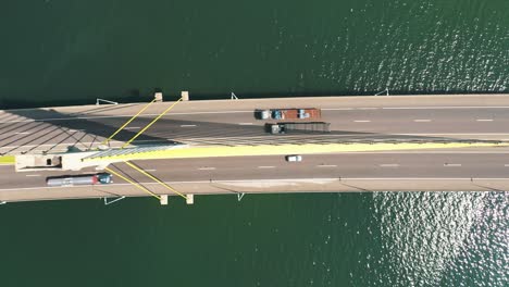 Vista-Aérea-De-Arriba-Hacia-Abajo-Del-Puente-De-Tráfico-Sobre-El-Océano