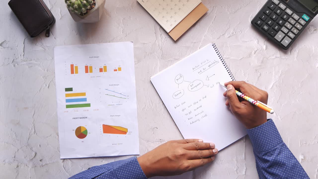 Mano de hombre con lápiz analizando gráfico de barras en papel