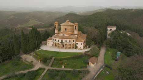 Explorando-La-Grandeza:-Santuario-De-La-Madonna-Di-Belvedere-Desde-El-Cielo-En-Città-Di-Castello