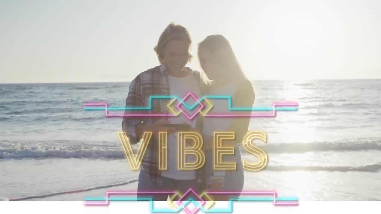 animación de vibraciones de texto de neón amarillo, sobre una pareja sonriente mirando un teléfono inteligente en una playa soleada
