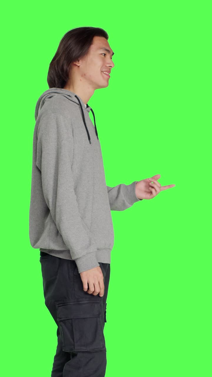 Perfil de una persona asiática mostrando un signo de aprobación
