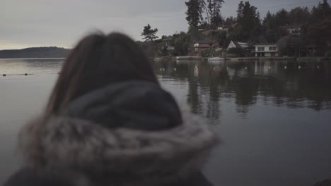 Mujer-Sentada-Junto-Al-Lago