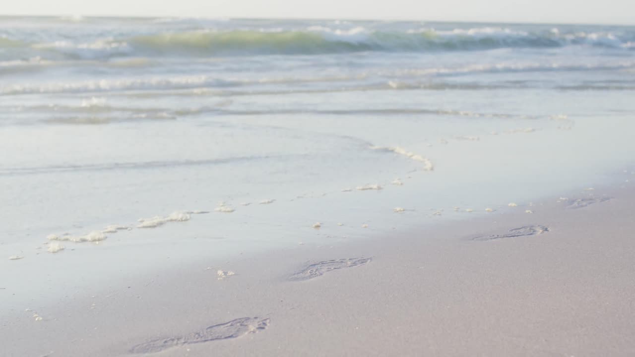 조용한 바다 파도 와 모래 해변 의 비디오