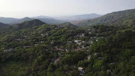 Lush-green-landscape-of-Minca,-Colombia,-with-mountains-and-dense-forest-in-the-morning-light