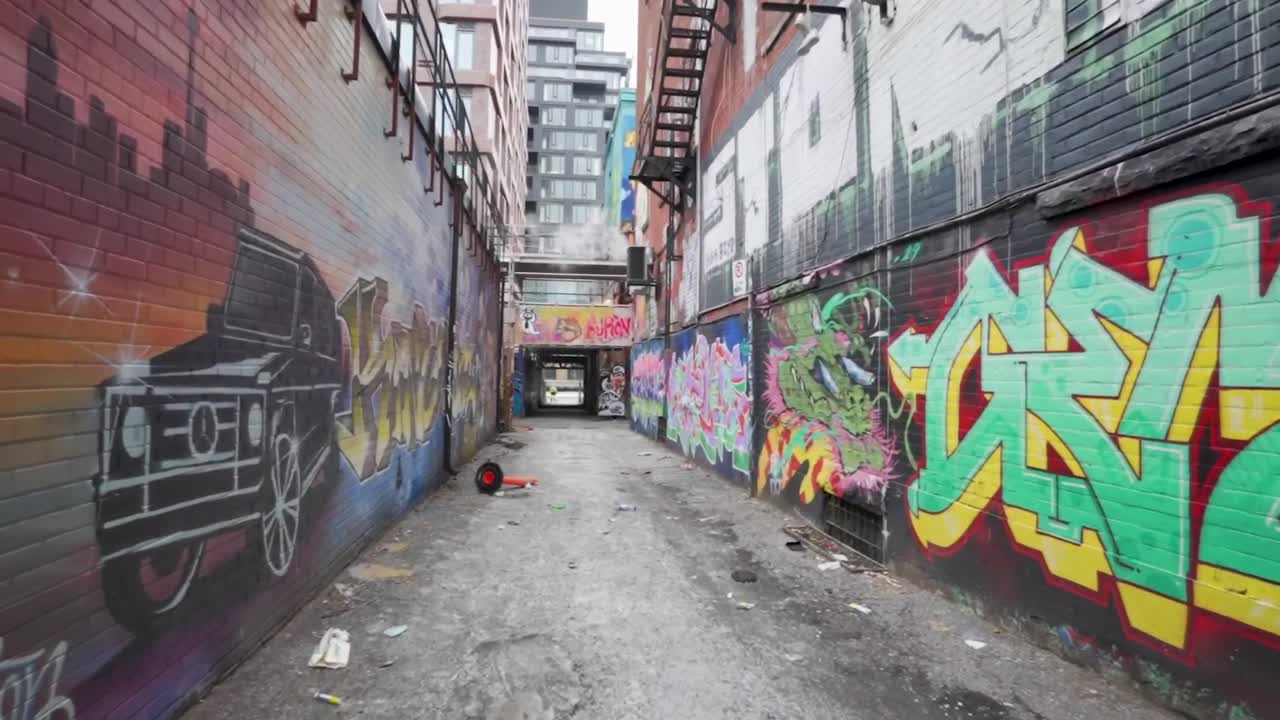 percorrendo un vicolo pieno di graffiti sui muri nel centro di toronto