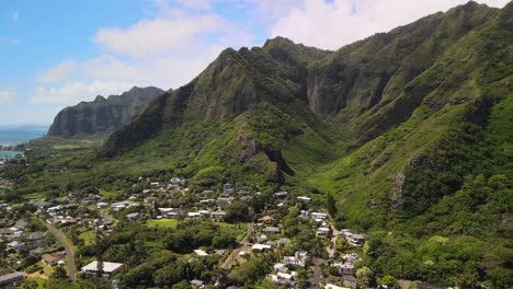 siguiendo las montañas del lado este de hawaii