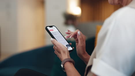 manos, mujer y pantalla de teléfono para compras en línea
