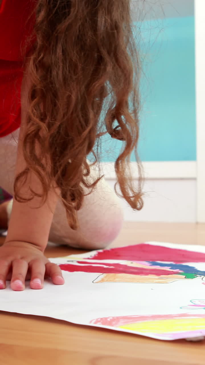 niños pequeños dibujando juntos en la clase