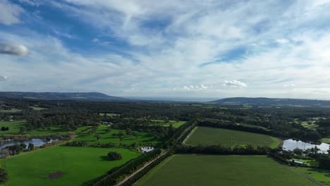 tierras de cultivo verdes y colinas en un día de verano