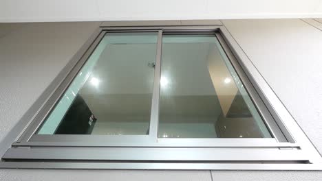 ventana de casa moderna con diseño exterior de marco plateado