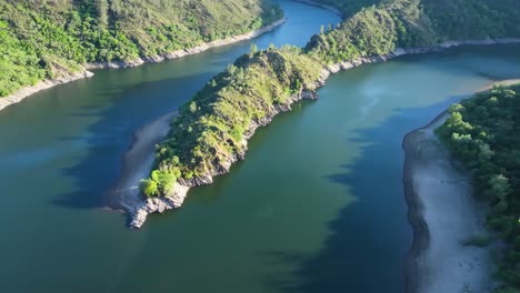 Meandro-De-La-Reserva-Natural-De-Cubela-En-Una-Covela,-Lugo,-España---Toma-Aérea-De-Drones