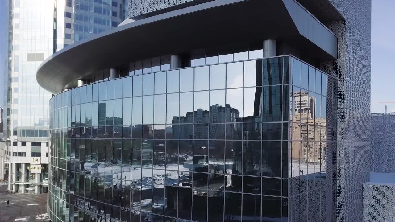 Edifício moderno de vidro na cidade
