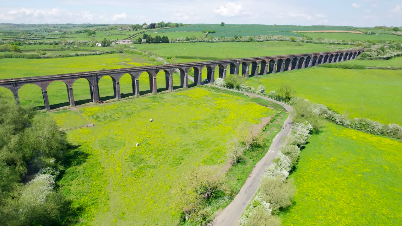 antena del viaducto de welland - vista de pájaro de los campos verdes y el viaducto de harringworth en la tierra rural de inglaterra, reino unido