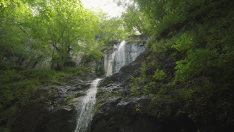 ブルガリア、ロドピ山脈の山の滝