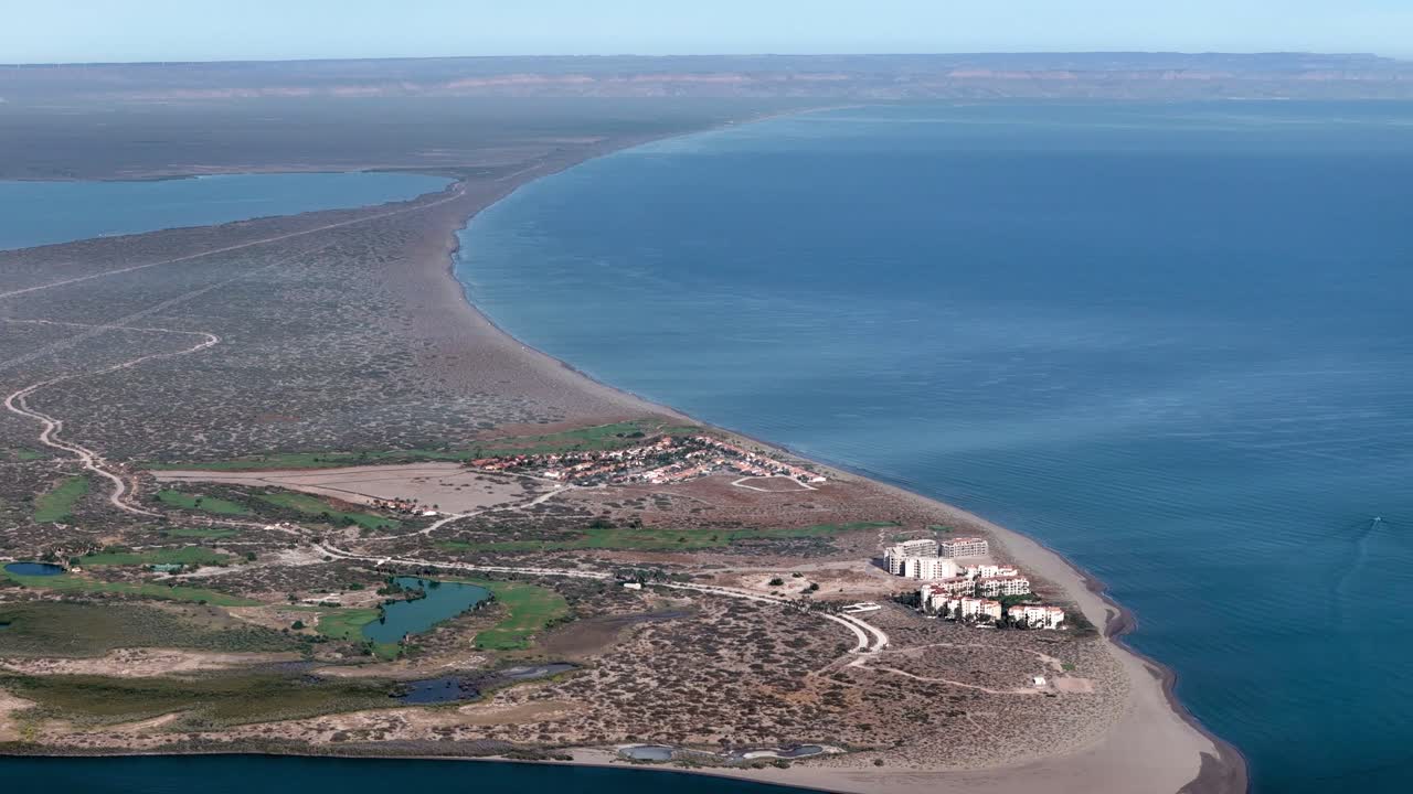 멕시코 바하 수르 에 있는 모고테 만 의 측면 사진