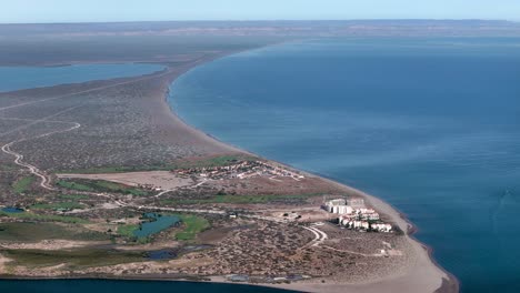tomada lateral de la bahía de mogote en baja sur méxico