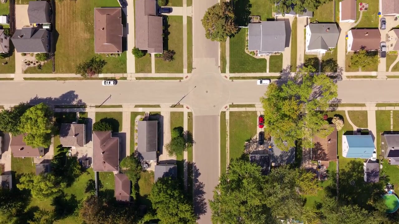 Case suburbane alberate e auto parcheggiate viste dall'alto con un drone, che formano una griglia pulita di strade e giardini, per temi di edilizia abitativa, comunità o pianificazione a Green Bay, Wisconsin