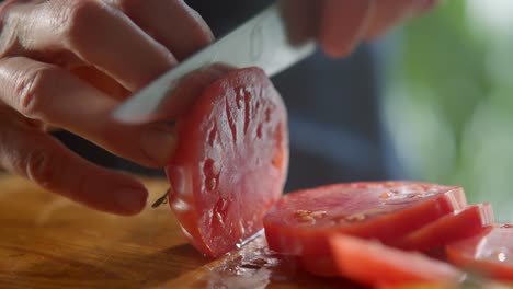 Mann-Schneidet-Tomaten-Fachmännisch-Mit-Einem-Scharfen-Messer-In-Der-Küche