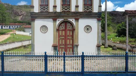 Vista-Aérea-De-Drones-De-Detalles-De-Casas-De-Estilo-Colonial-Alrededor-De-Colinas-Rocosas