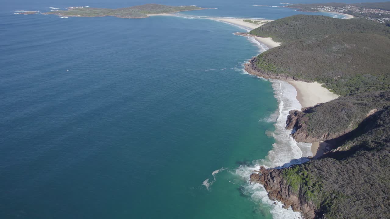 Zenith Beach con oceano turchese nel Parco Nazionale di Tomaree, Australia - ripresa aerea con drone
