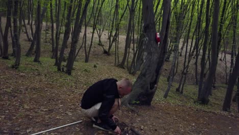 hombre haciendo firecamp en el bosque