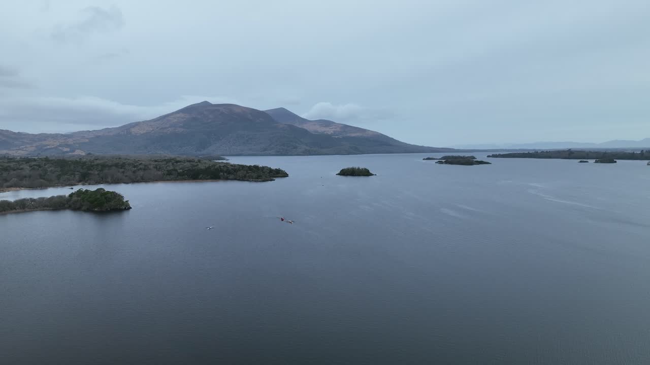 lago killarney - condado de kerry, parque nacional de killarney - vista aérea estabilizada en 4k
