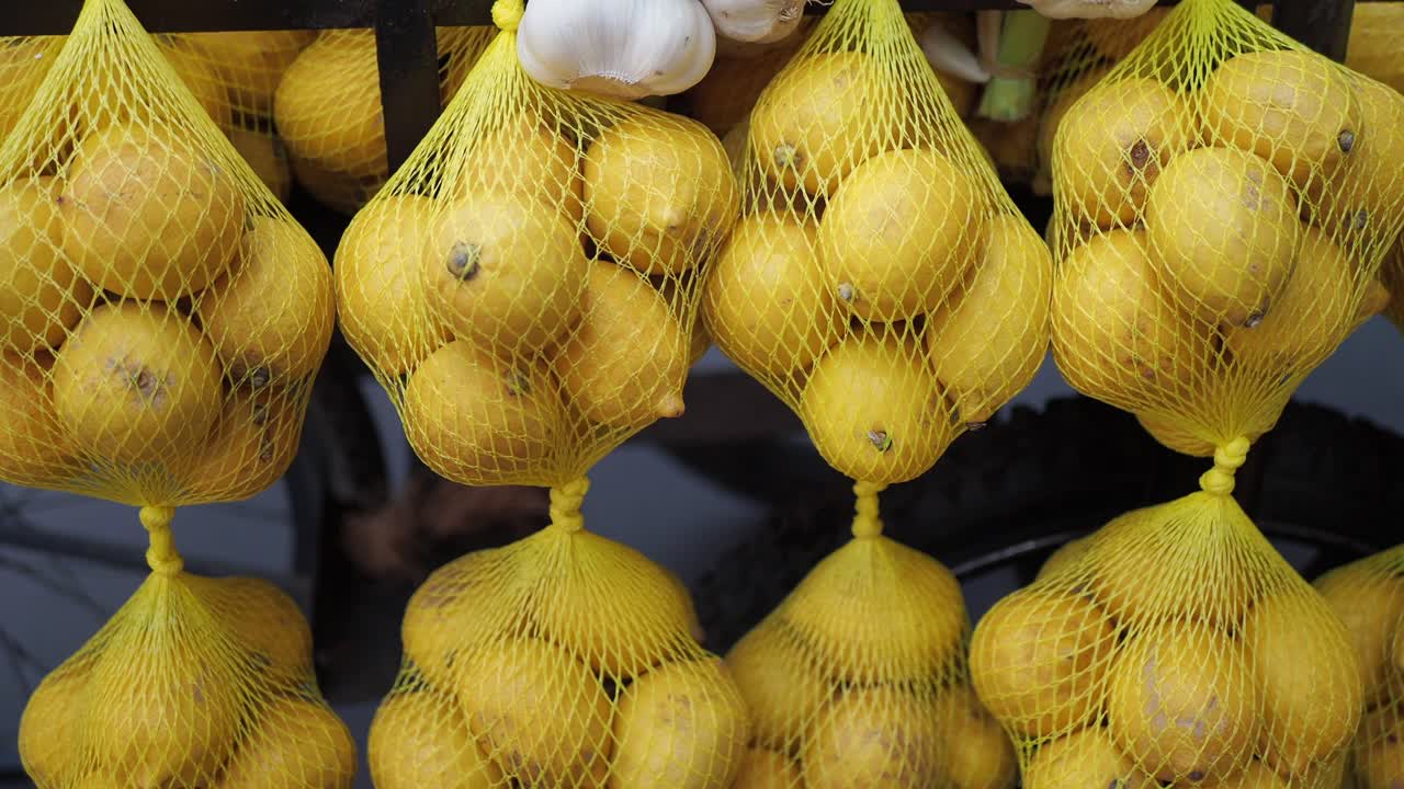 limones en bolsas de malla en un mercado