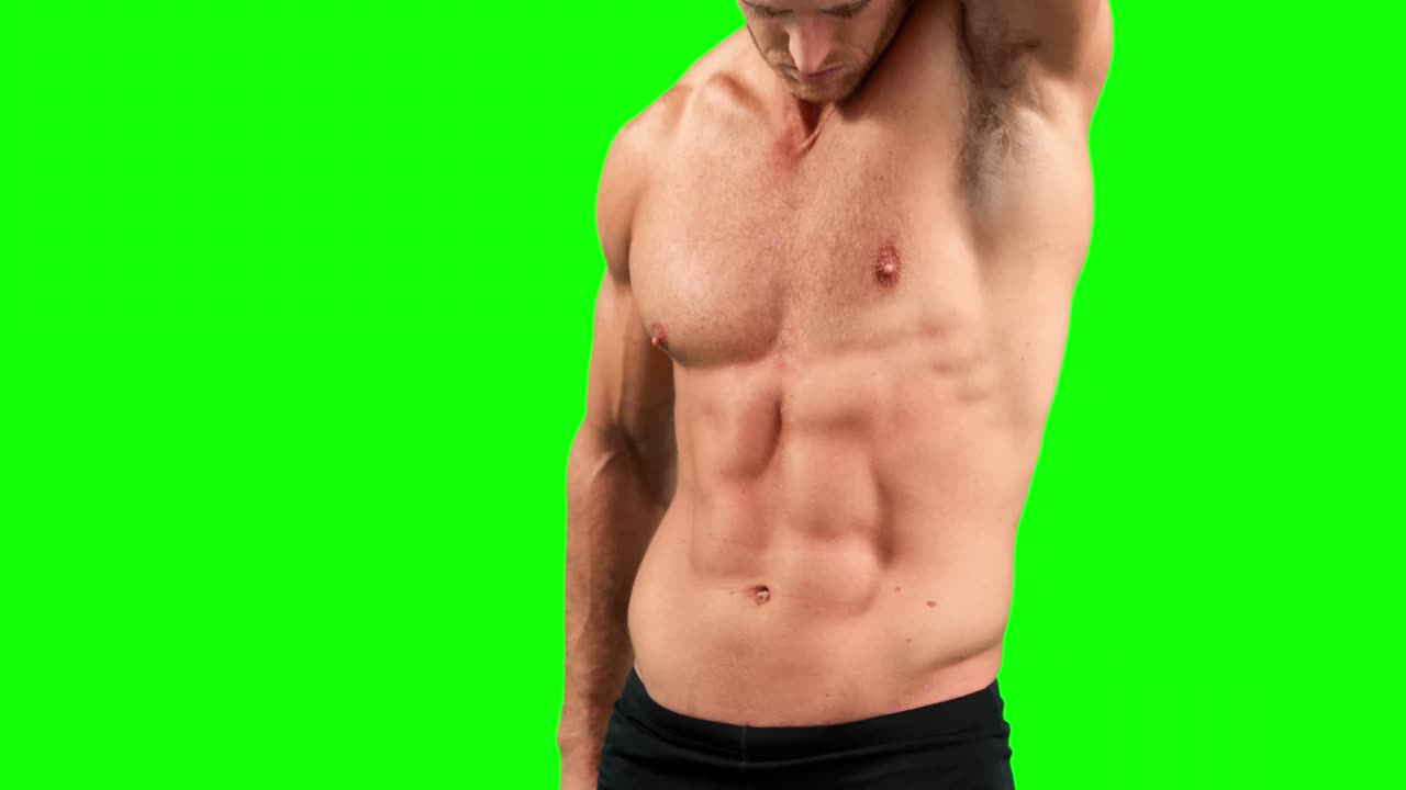 hombre musculoso flexionando sus músculos