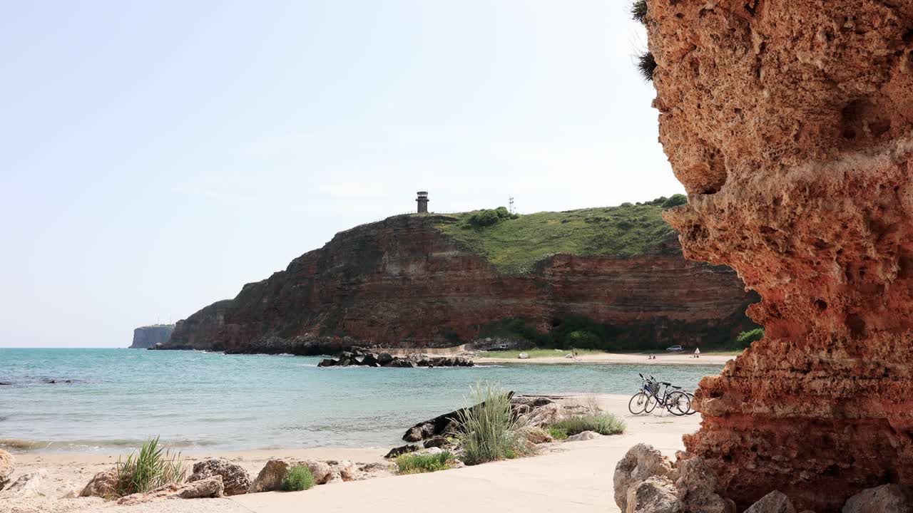 불가리아 볼라타 해변의 해변에 주차된 자전거