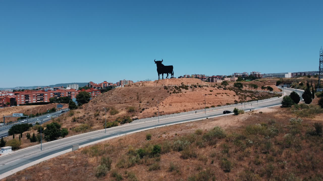 гигантская статуя быка в испании