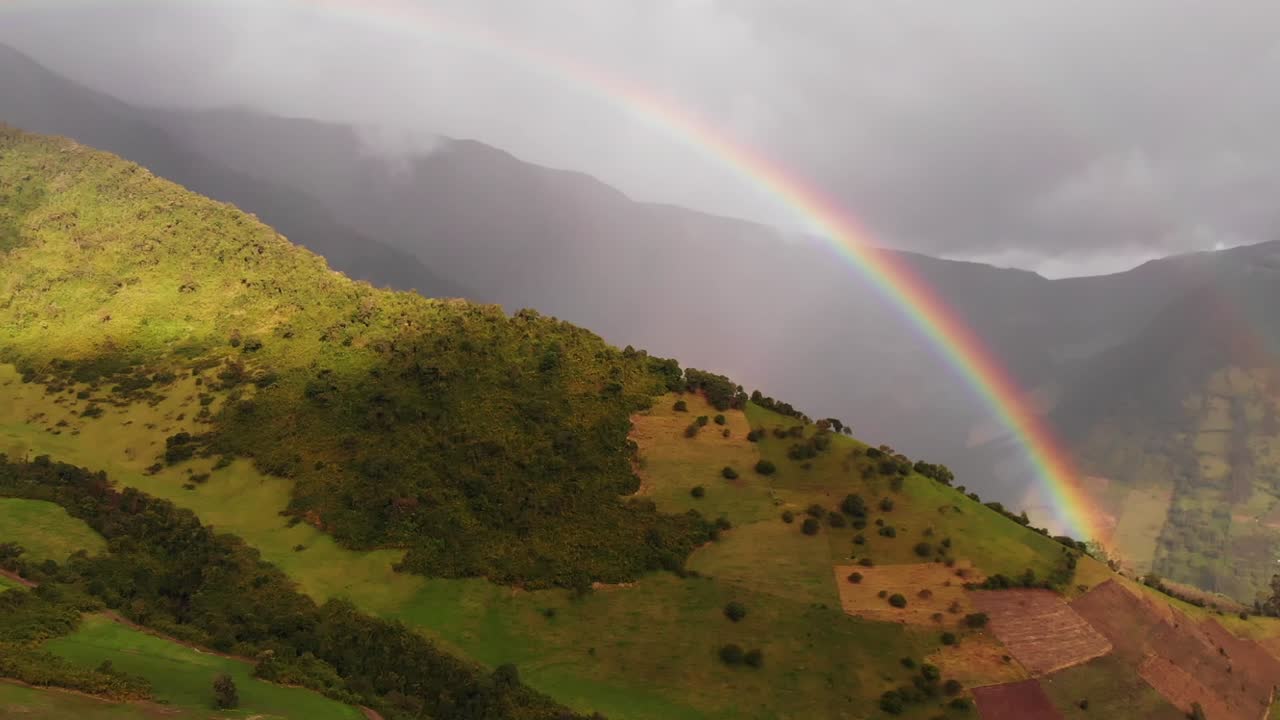 vista aérea del hermoso arco iris multicolor en el cielo por encima de la montaña en ecuador