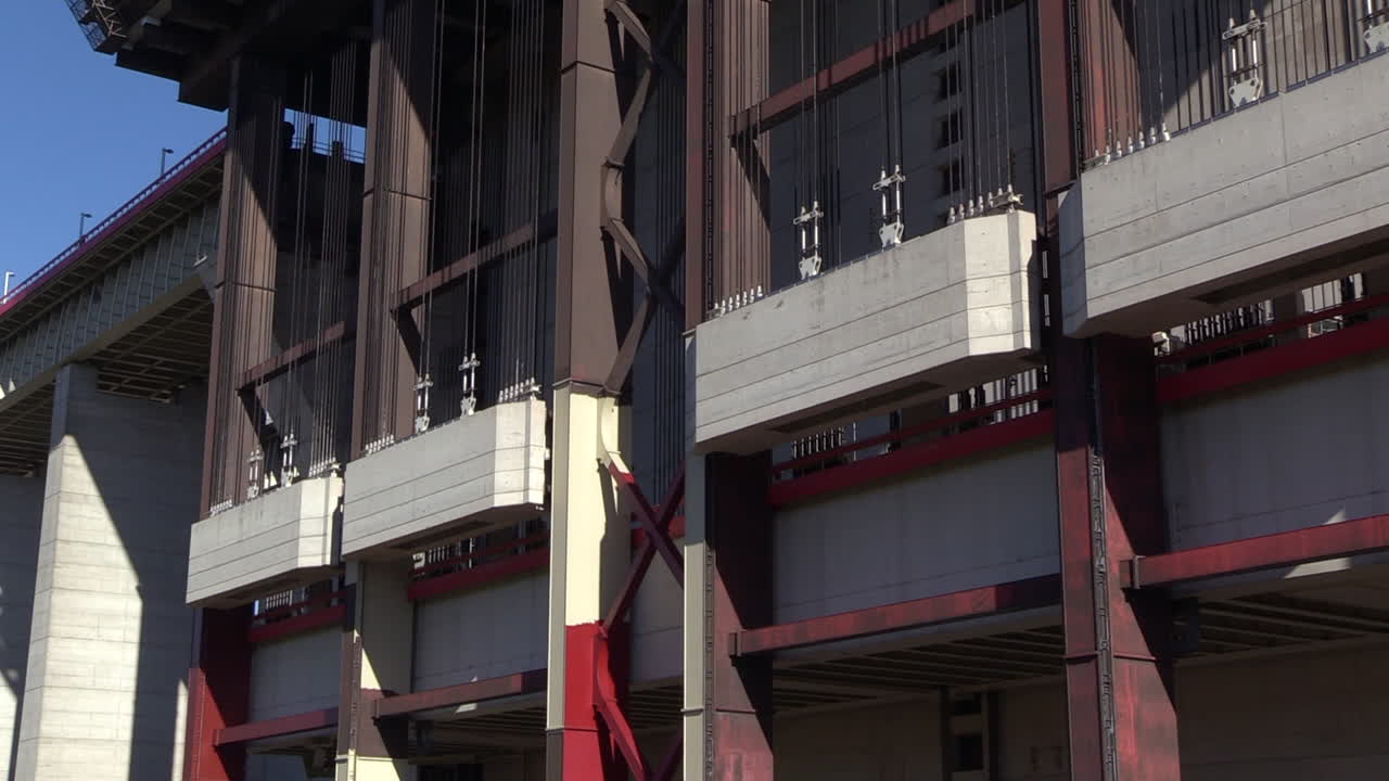 벨기에의 스트레피-티유(strépy-thieu) 보트 리프트의 하강 균형추와 상승하는 물통의 측면도