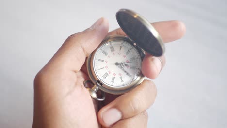 reloj de bolsillo de época en la mano