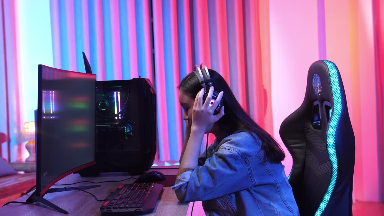 Donna che gioca al computer con luci al neon