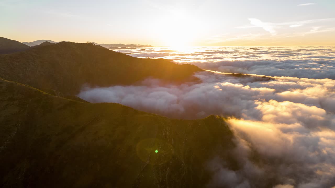 구름과 함께 안개가 가득한 산 위에서 해가 뜨는 제노바, 리구리아, 이탈리아, 공중 사진