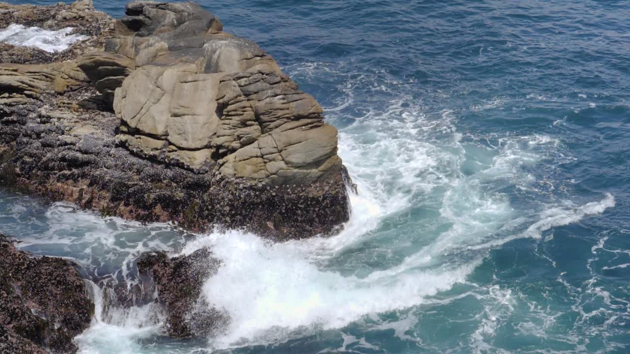 toma en cámara ultra lenta de olas rompiendo rocas en el océano, california, ee.uu.